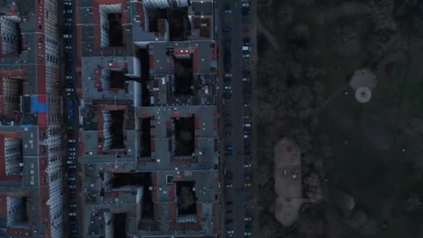 Nad hlavou pomalý pohyb vpřed pohled na střechu obytných domů s vozidly zaparkovanými a pohybující se přes ulici obklopen stromy na časné ráno v Berlíně, Německo — Stock video