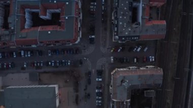 Berlin, Almanya 'da sabahın erken saatlerinde yolun karşısına park etmiş ve hareket eden araçlarla dolu boş çatı ve terasların yavaş çekim görüntüsü.