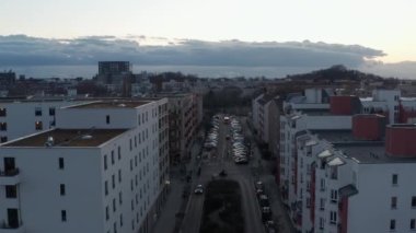 Berlin, Almanya 'da bulutlu bir sabahın erken saatlerinde ağaçlarla çevrili caddenin karşısındaki evin çatısı görülebiliyor.