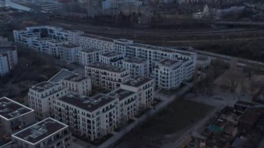 Berlin, Almanya 'da bulutlu bir gökyüzü sabahında sokakta yürüyen ve koşan insanların yanı sıra konut evlerinin boş çatılarının havadan hareketli görüntüsü.