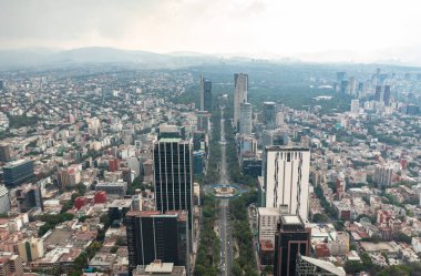 Bağımsızlık Meleği 'nin havadan görünüşü gün boyunca Mexico City' deki yeşillik, ticari ve finansal binalarla çevrili.