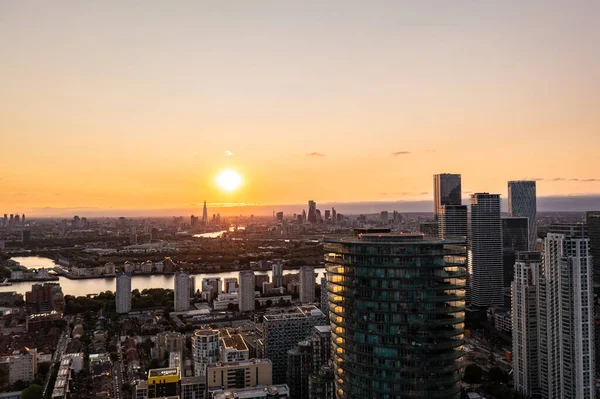Gündoğumunda Doğu Londra 'nın panoramik gökyüzü manzarası Canary Wharf' ın gökdelenleri ve arka planda güzel renkli gökyüzü