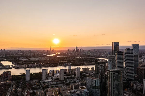 Vista panorámica del horizonte aéreo del este de Londres al amanecer con rascacielos de Canary Wharf y hermoso cielo colorido al fondo —  Fotos de Stock