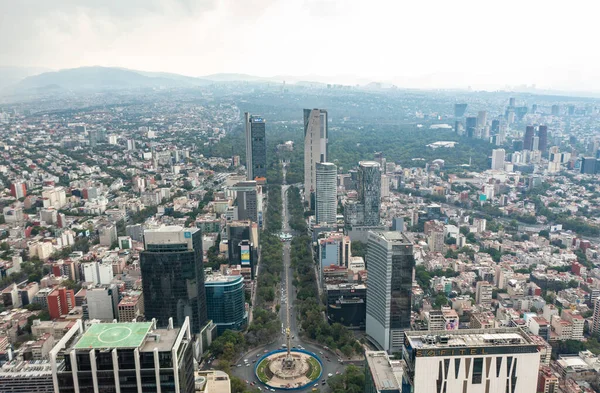 Bağımsızlık Meleği 'nin havadan görünüşü gün boyunca Mexico City' deki yeşillik, ticari ve finansal binalarla çevrili.