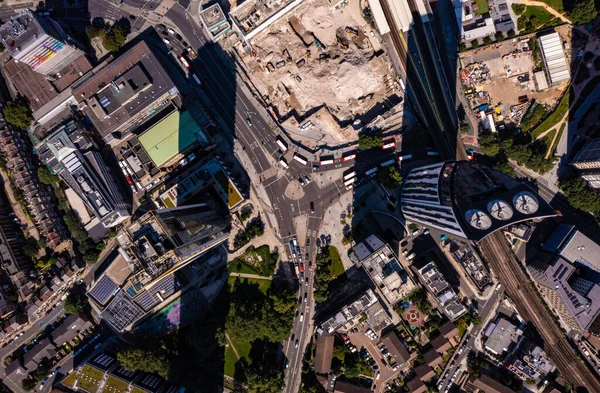 Vista de aves de edificios financieros y comerciales altos con sombra y coches moviéndose en la calle de la ciudad durante un día soleado brillante en la ciudad de Londres —  Fotos de Stock