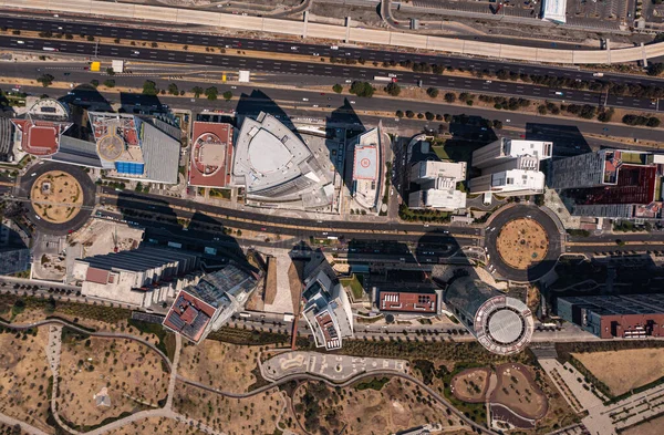 Vista panorâmica do telhado do edifício e arranha-céus com rua vazia e estrada em Santa Fé, que é o novo bairro da Cidade do México durante o dia — Fotografia de Stock