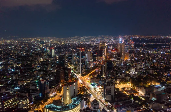 Geceleri karanlık gökyüzüne karşı Mexico City 'de parlayan aydınlatmalı güzel binaların hava manzarası.