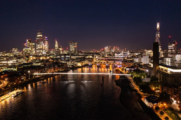 高層ビルや海の水との距離で都市建築やタワーブリッジと美しいロンドンの街の夜景 — ストック写真