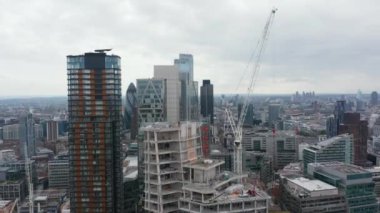 Şehir merkezindeki modern gökdelenlerin havadan görünüşü. Crane yeni binanın şantiyesinde. Londra, İngiltere