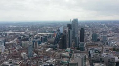 Büyük kasabanın üzerinde yavaş uçuş. Şehir merkezindeki bir grup modern gökdelenle şehir merkezinin havadan görüntüsü. Londra, İngiltere