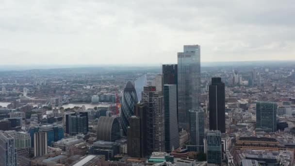Flygfoto över skyskrapor i businesscenter. Stadsbild och Tower Bridge över Thames floden i bakgrunden. London, Förenade kungariket — Stockvideo
