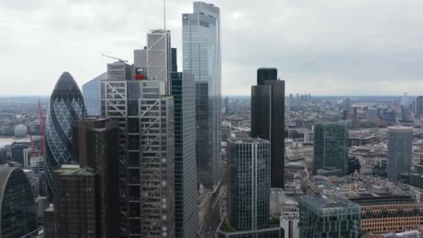 Slide e pan footage di alti e moderni edifici per uffici con facciate in vetro lucido. hub finanziario della città. Londra, Regno Unito — Video Stock