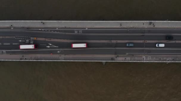 Havadan kuşların gözü Thames nehri üzerindeki Waterloo Köprüsü 'ndeki trafiğin en tepesinde. Yolda giden arabalar ve otobüsler. Londra, İngiltere — Stok video