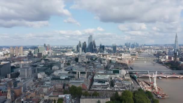 En avant survolent district urbain le long de la Tamise. Je me dirige vers un groupe de gratte-ciel dans le centre financier de la ville. Londres, Royaume-Uni — Video