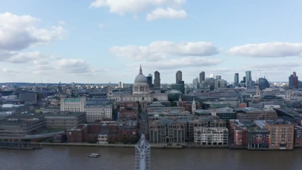 Absteigender Blick auf die Themse an der Millennium Bridge. St. Pauls Kathedrale mit großer Kuppel und Wolkenkratzern im Hintergrund. London, Großbritannien — Stockvideo