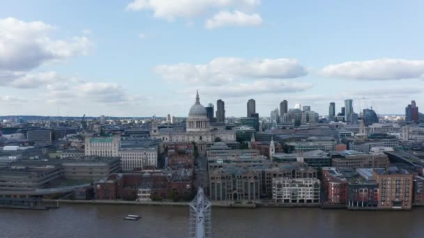 Lanzamiento descendente del río Támesis en el puente Millennium. Catedral de San Pablo con gran cúpula y grupo de rascacielos en el fondo. Londres, Reino Unido — Vídeos de Stock