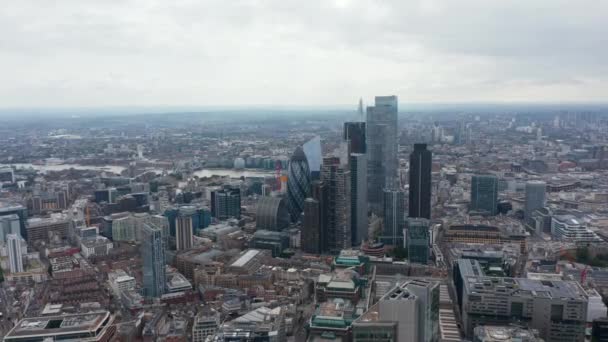 Un volo lento sopra la grande citta '. Vista aerea del centro con gruppo di grattacieli moderni nel centro finanziario della città. Londra, Regno Unito — Video Stock