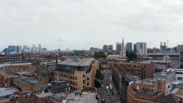 Vista panoramica aerea del quartiere urbano. Filmato discendente con grattacieli moderni sullo sfondo. Londra, Regno Unito — Video Stock