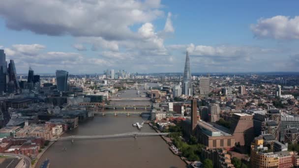 大城市的空中全景.向前飞越泰晤士河上游.千禧桥通向泰特现代美术馆现代摩天大楼为背景。London, UK — 图库视频影像