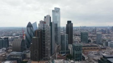 Şehir merkezinin çevresindeki finansal ve ekonomik binalar tersten ortaya çıktı. Modern gökdelenler grubu. Londra, İngiltere