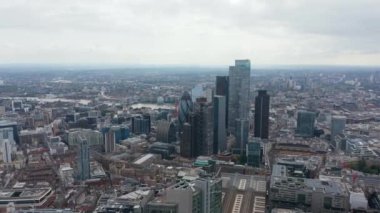 City 'nin finans merkezinin kaydırak ve pan görüntüleri. Şehir merkezindeki gökdelenlerin havadan görünüşü. Londra, İngiltere