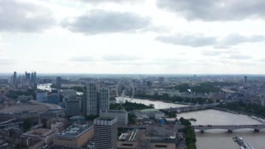 Thames Nehri 'nin havadan görünüşü şehrin içinden geçiyor. Tarihi ve modern mimarinin karışımı. İleri bulutlu gökyüzüne doğru uçar. Londra, İngiltere