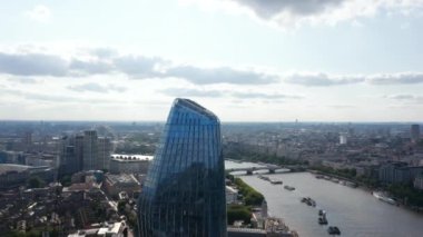 Bir Blackfriars 'ın üst kısmının, Thames Nehri' nin kıyısında duran parlak cam cepheli modern gökdelenin görüntülerini geri çekin. Londra, İngiltere