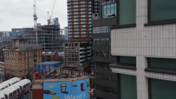 Imagens ascendentes da construção de um novo edifício no distrito de Shoreditch. Modernos arranha-céus altos ao redor. Londres, Reino Unido — Vídeo de Stock