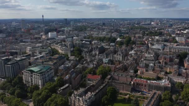 Letecký pohled na velké město. Historické královské dvory budovy komplex a budovy v Temple Gardens mezi novější domy. Londýn, Velká Británie — Stock video