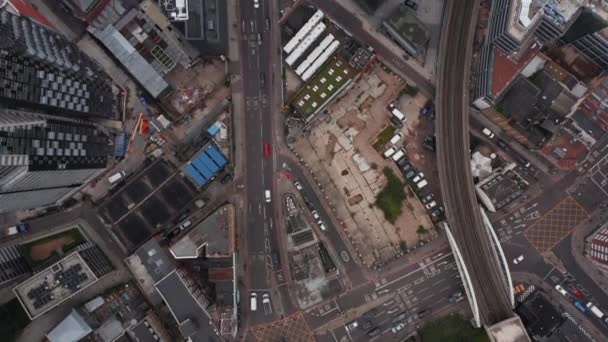 Flygfåglar ögon ovanför toppen ner panorering utsikt över trafiken på väg i affärsdistrikt i staden. London, Förenade kungariket — Stockvideo