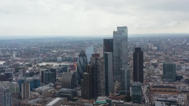 Slide och pan antenn syn på grupp av moderna höga kontorsbyggnader i finansiella och ekonomiska navet i stadsdelen. London, Förenade kungariket — Stockvideo