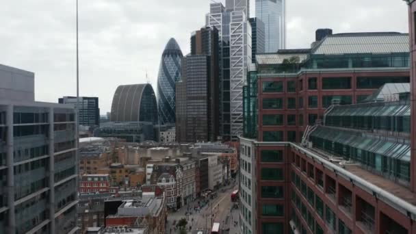 Imágenes ascendentes del distrito urbano. Revelación de rascacielos en el centro financiero de la ciudad. Vidrio brillante lujosos edificios altos. Londres, Reino Unido — Vídeo de stock