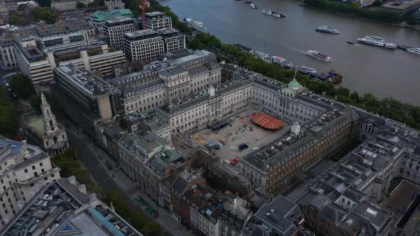 Imágenes aéreas del edificio histórico del Campus Kings College y Somerset House. Deslice y vista panorámica de antiguos palacios en el terraplén del río Támesis. Londres, Reino Unido — Vídeos de Stock