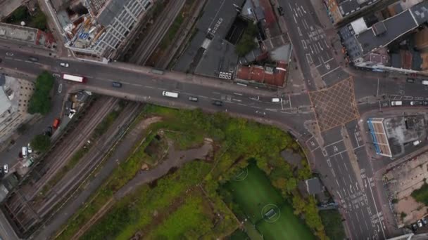 Luchtvogels oog boven hoofd naar beneden panning uitzicht op het verkeer in de straten in de stedelijke buurt. Straten, kruising van wegen en spoorlijnen. Londen, Verenigd Koninkrijk — Stockvideo