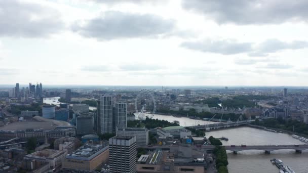 Vista aérea del río Támesis serpenteando por la ciudad. Mezcla de arquitectura histórica y moderna. Adelante vuelan contra el cielo nublado. Londres, Reino Unido — Vídeos de Stock