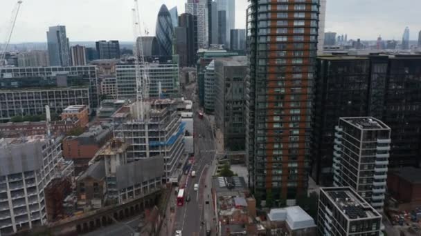 Avanti che scende volare attraverso il quartiere degli affari. Gru a torre in cantiere di nuova costruzione. Grattacieli alti nel distretto finanziario della città sullo sfondo. Londra, Regno Unito — Video Stock