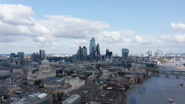 Rückwärts fliegen über der Stadt. Blick aus der Luft auf das Nordufer der Themse mit der St. Pauls Kathedrale und modernen Bürogebäuden im Stadtteil City. London, Großbritannien — Stockvideo