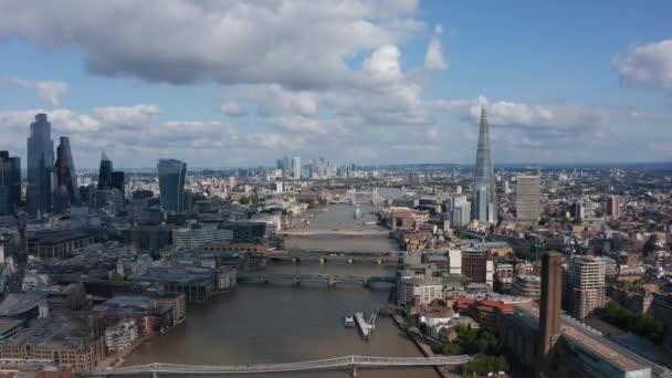 Vista panorámica aérea de varios edificios a lo largo del río Támesis. Paisaje urbano con rascacielos modernos en los distritos comerciales. Londres, Reino Unido — Vídeos de Stock