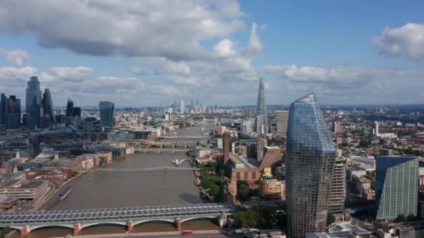 Vola intorno a un edificio alto Blackfriars sulla riva del Tamigi. Vista panoramica aerea della città durante la giornata di sole. Londra, Regno Unito — Video Stock