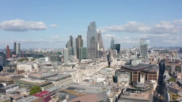 Avanti volare sopra il quartiere urbano verso il gruppo di grattacieli di vetro lucido nel centro finanziario della città. Londra, Regno Unito — Video Stock