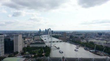 Büyük şehirde akan geniş nehrin Crane görüntüleri. Parlamento ve Londra 'nın gözündeki Thames nehri. Waterloo Köprüsü 'nde trafik sıkışıklığı var. Londra, İngiltere