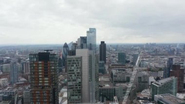 Yüksek modern ofis binalarının hava panoramik görüntüsü. Müdür Kulesi ve yeni gökdelen inşaatı. Londra, İngiltere