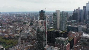 Kentsel mahalle ve iş bölgesinin kaydırak ve pan görüntülerini kaydır. Şehrin finans merkezindeki gökdelenler ortaya çıkıyor. Londra, İngiltere