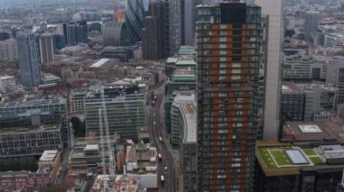 Crane aşağı in ve iş bölgesindeki modern yüksek binaların görüntülerini kaldır. Müdür Tower, Gherkin, Can of Ham, Scalpel ve diğer ikonik gökdelenler. Londra, İngiltere