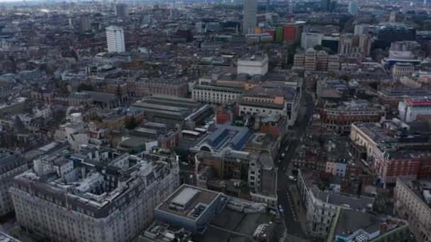 Imágenes panorámicas de la curva del vecindario urbano. Vista aérea de la Royal Opera House en el distrito Covent Garden. Londres, Reino Unido — Vídeos de Stock