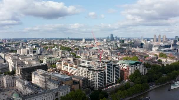 市区建筑物的全景曲线画面.从空中俯瞰老房子、历史皇家法院大楼建筑群。现代摩天大楼为背景。London, UK — 图库视频影像