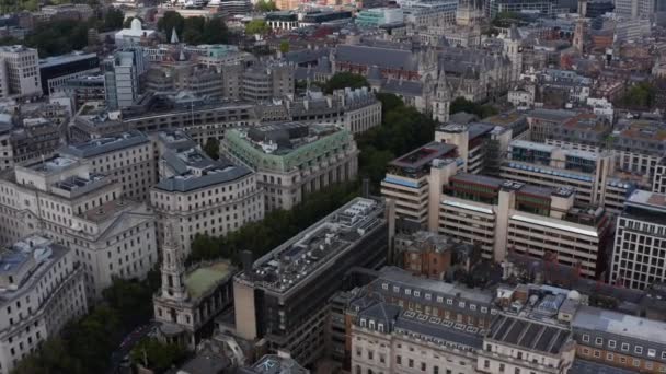 Vista aérea de la ciudad. Inclinado hacia arriba revelan Real Tribunales de Justicia complejo de edificios antiguos y paisaje urbano iluminado por el sol brillante. Londres, Reino Unido — Vídeos de Stock