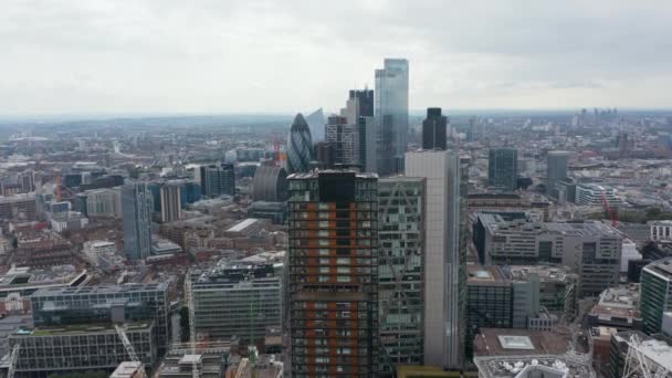 Crane μέχρι πλάνα από σύγχρονα κτίρια. Κύριος Πύργος και αποκαλύπτοντας ουρανοξύστες στην επιχειρηματική περιοχή της πόλης. Πανοραμική εναέρια θέα στη μεγάλη πόλη. Λονδίνο, Ηνωμένο Βασίλειο — Αρχείο Βίντεο