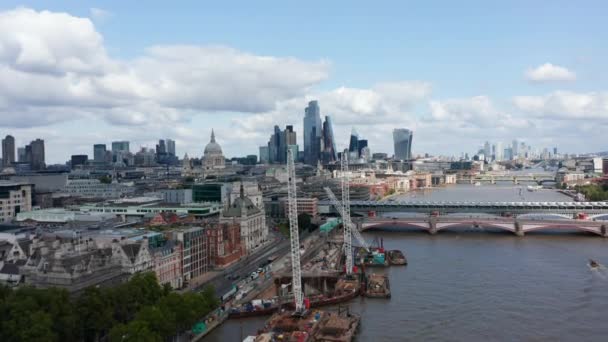 Εμπρός πετούν πάνω από το εργοτάξιο της γέφυρας Blackfriars Foreshore στην όχθη του ποταμού Τάμεση. Κατευθύνεται προς τον καθεδρικό ναό του Αγίου Παύλου και ουρανοξύστες στην περιοχή της πόλης. Λονδίνο, Ηνωμένο Βασίλειο — Αρχείο Βίντεο
