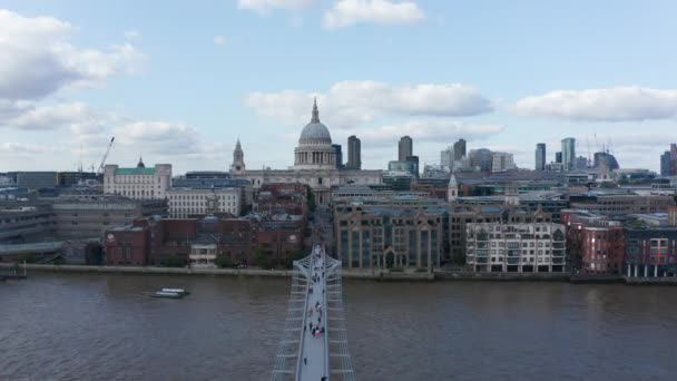 Przód wznosi się ponad zaprojektowaną Millennium Footbridge przez Tamizę. Kieruje się w stronę katedry św. Pawła. Domowy budynek na Ludgate Hill. Londyn, Wielka Brytania — Wideo stockowe